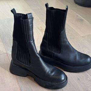Wonders - Black Women's pull on Chelsea Boots